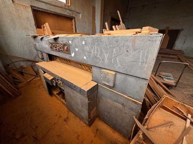 Розпродаж деревообробного обладнання меблевої фабрики