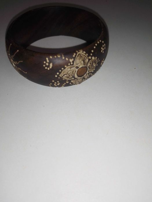 Pulseira de madeira em bom estado