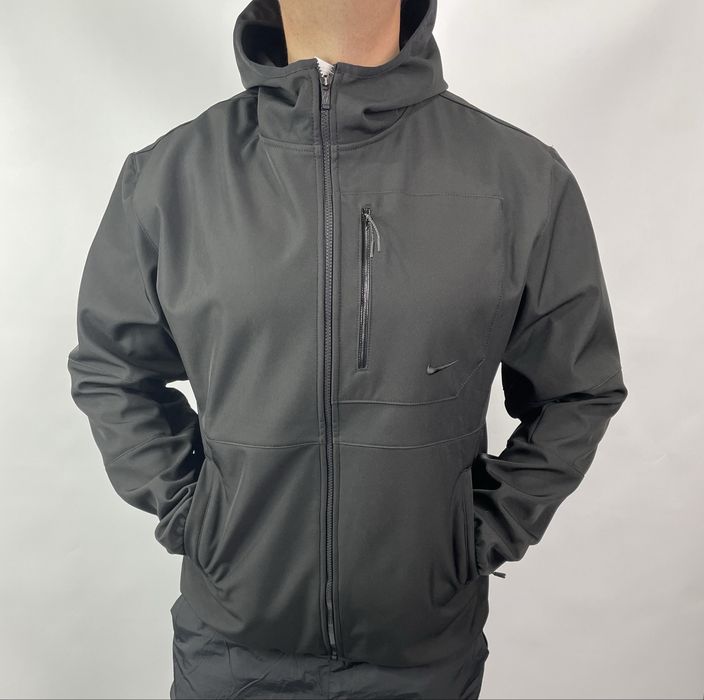 Ветровка мужская из ткани софтшел на флисе , черный цвет топ качество