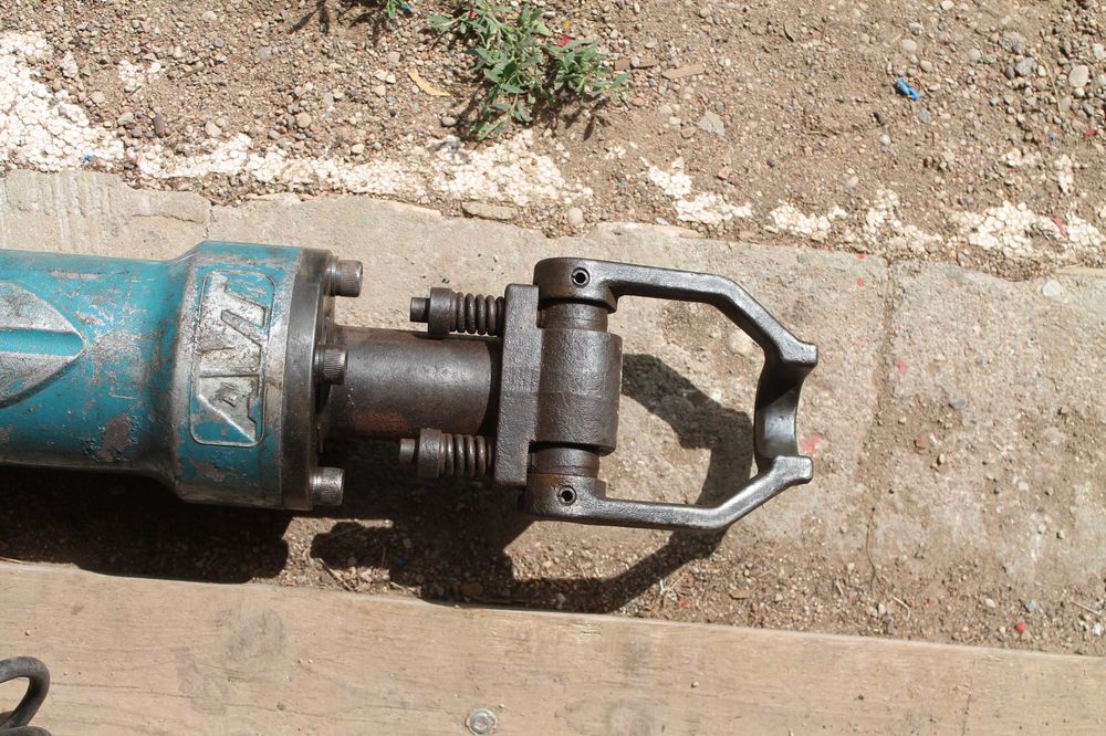 Młot wyburzeniowy Makita HM 1810    czytać opis