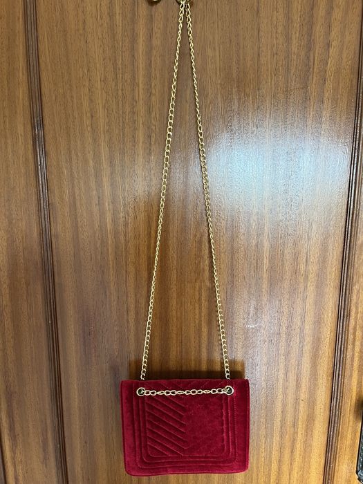 Bolsa vermelha com corrente dourada