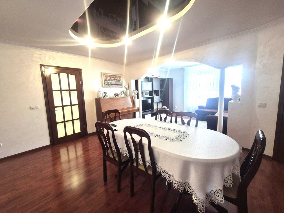 Укомплектована 3-кімнатна квартира в обжитому будинку.