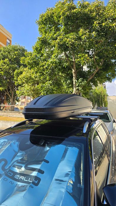 Bagageiro 390l de tejadilho de carro com as respetivas barras adaptadoras. Entrega apenas no local.
