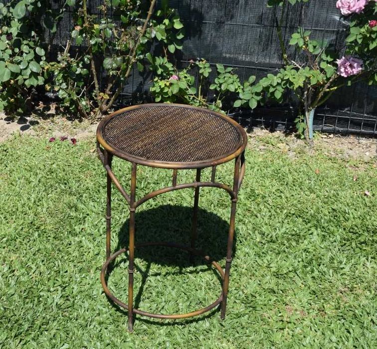 Mesa de apoio metálica e tampo em vime, feita na Tailândia