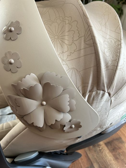 Fotelik Cybex Cloud T i-size Simply Flowers beżowy