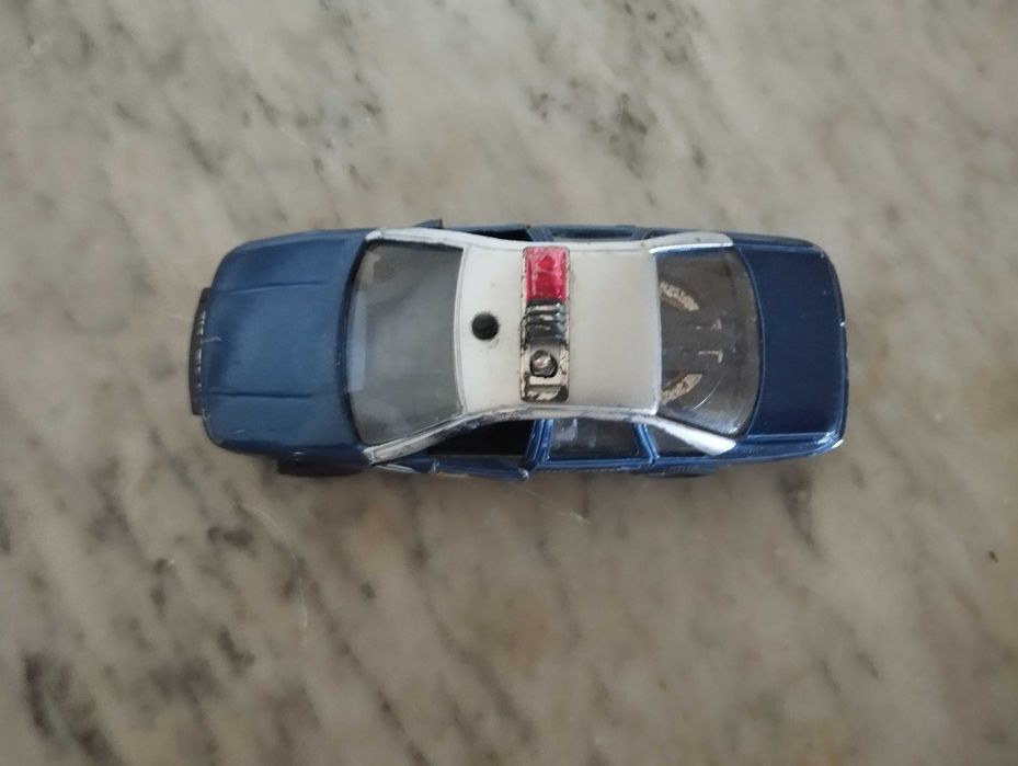 Carro da polícia colecionável.