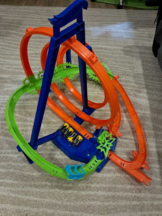 Трек hot wheels на батарейках