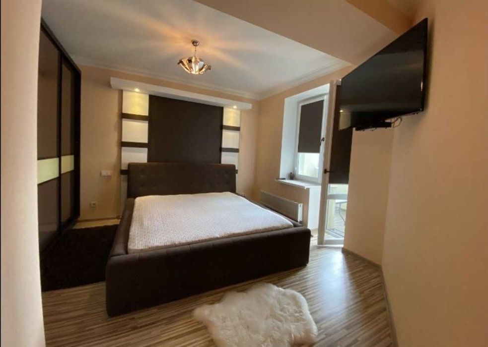 5-кімнатна квартира в самому центрі міста з дизайнерським ремонтом.