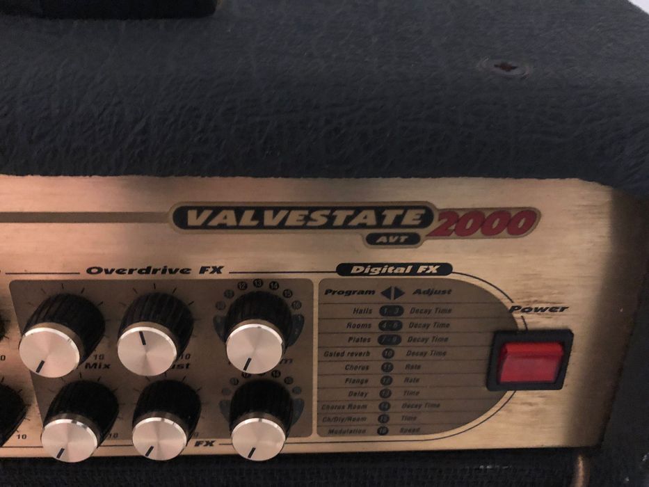 Amplificador Marschall AVT150 Valvestate 2000 + 6 Way Footswitch