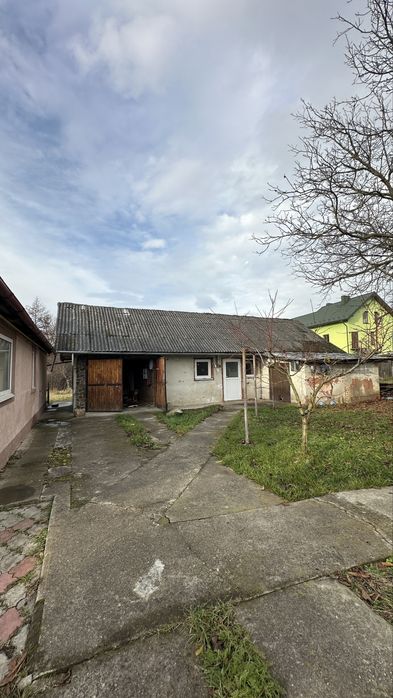 Продаж будинку, поруч з містом