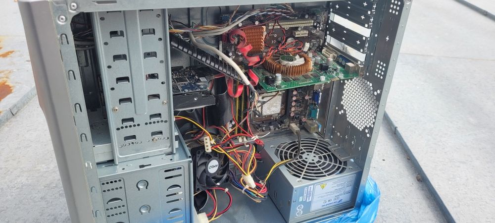 Системний блок в робочому стані, з якісними деталями