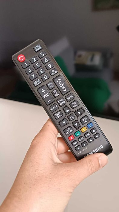 TV Samsung 40" Full HD + Suporte de parede articulado