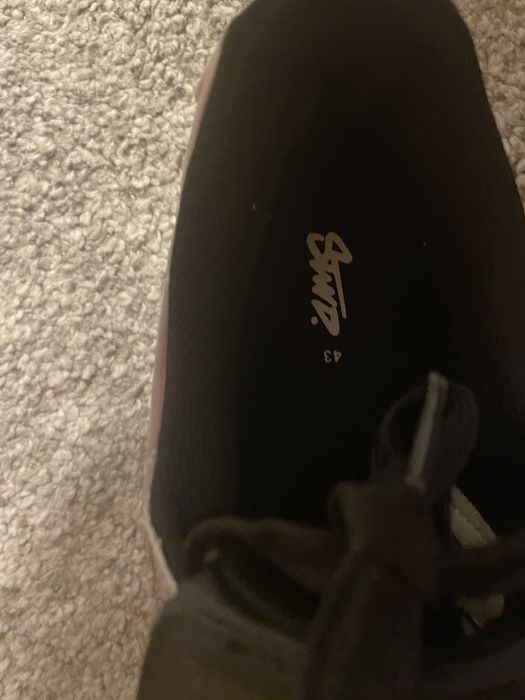 tenis com lingua cinzentos e pretos