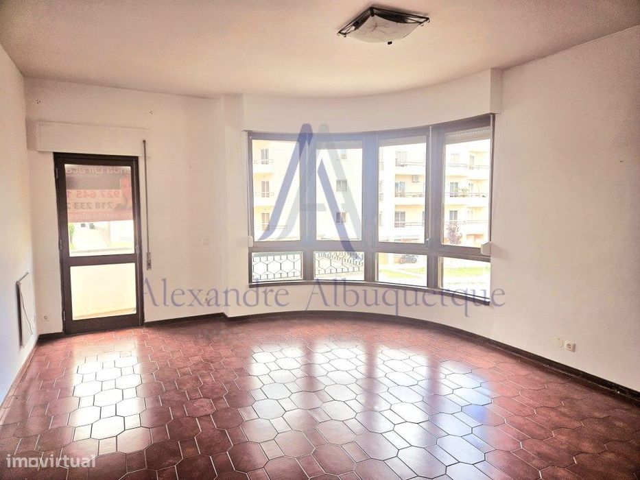 Apartamento T2 com Terraço, Arrecadação e Parqueamento | Sesimbra