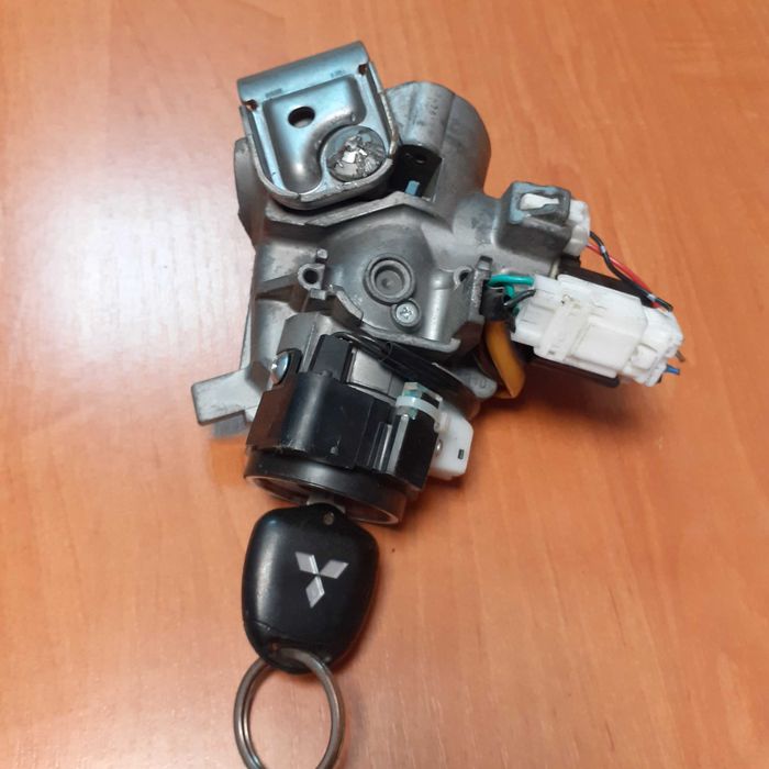 Stacyjka z kluczykiem Mitsubishi ASX