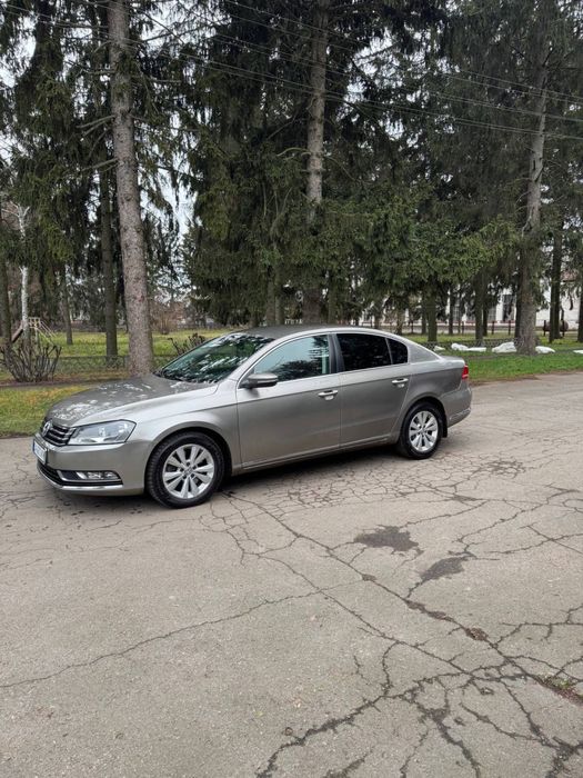 Обслужене гарне авто, офіційне ( не Америка) . Демфер новий, гума нова,двигун масла не бере. Питання по телефону