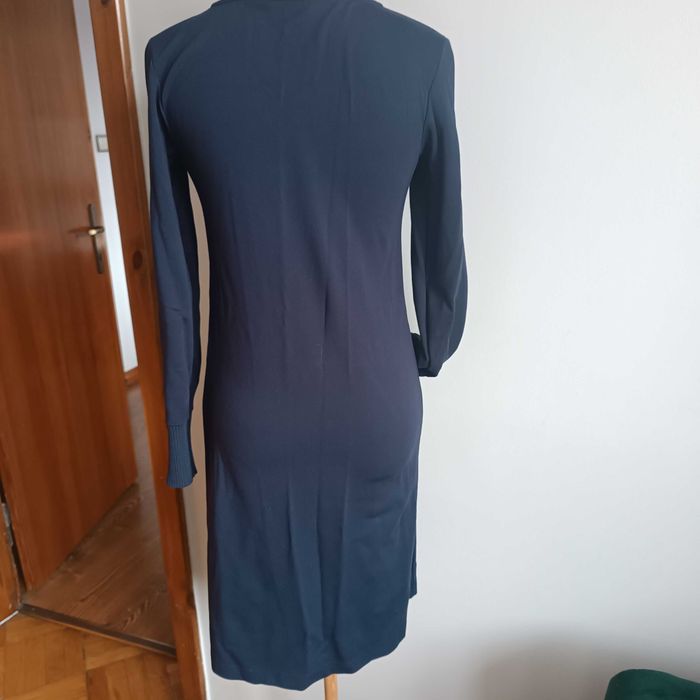 Sukienka granatowa z kieszeniami z przodu