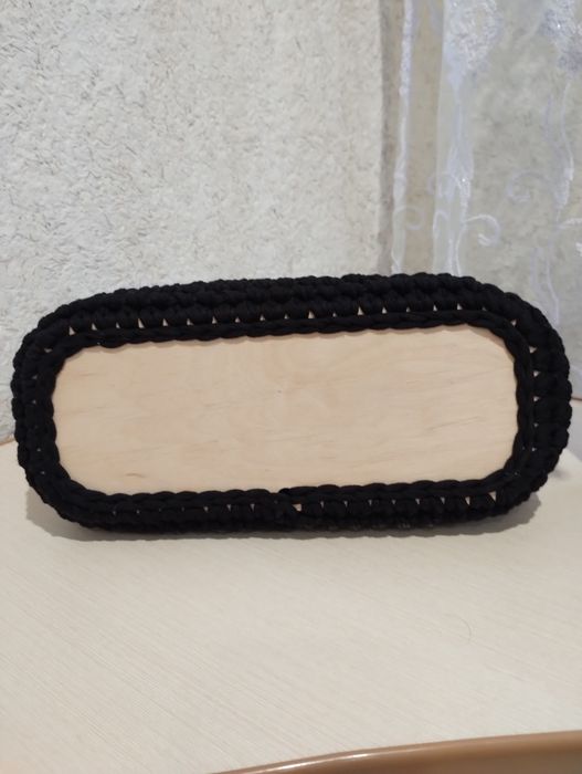 В'язана сумка з дерев'яними ручками