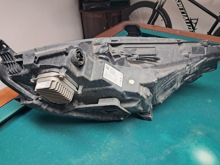 Farol en muito bom estado, só com um suporte recoperado