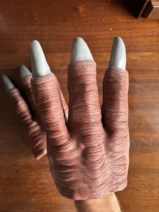 Mãos de dinossauro para festa temática