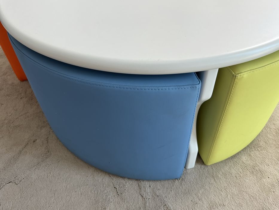 Mesa para criancas redonda com 4 bancos coloridos
