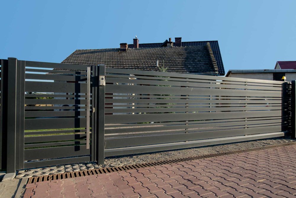 Nowoczesne ogrodzenia aluminiowe | Brama przesuwna | Furtka | WRONA