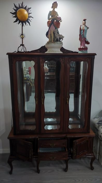 Cristaleira QUEEN ANNE, Vidro Biselado, 2 Espelhos. 120 X 43 x 176cm.