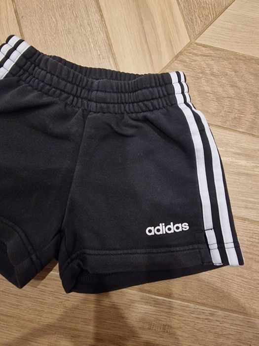 Czarne krotkie bawełniane spodenki Adidas 116/122 na trenning w-f