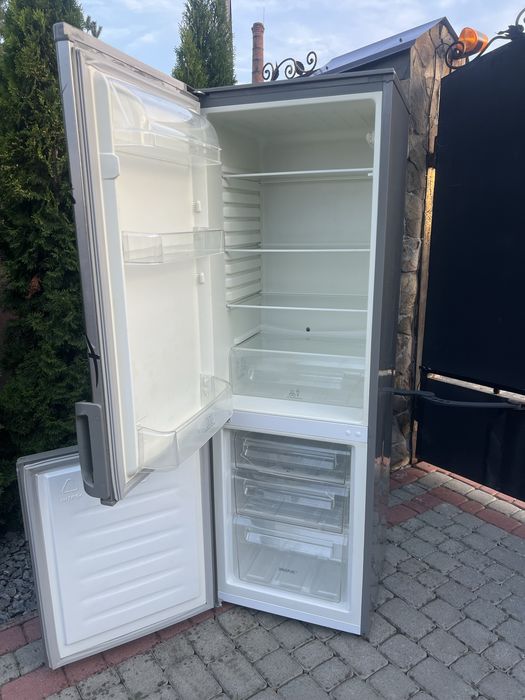 Холодильник з морозилкою Electrolux нержавійка