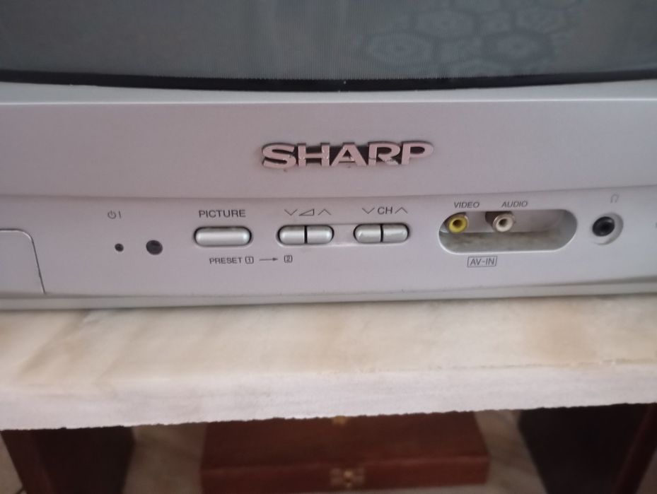Телевизор Sharp с приставкой для спутника