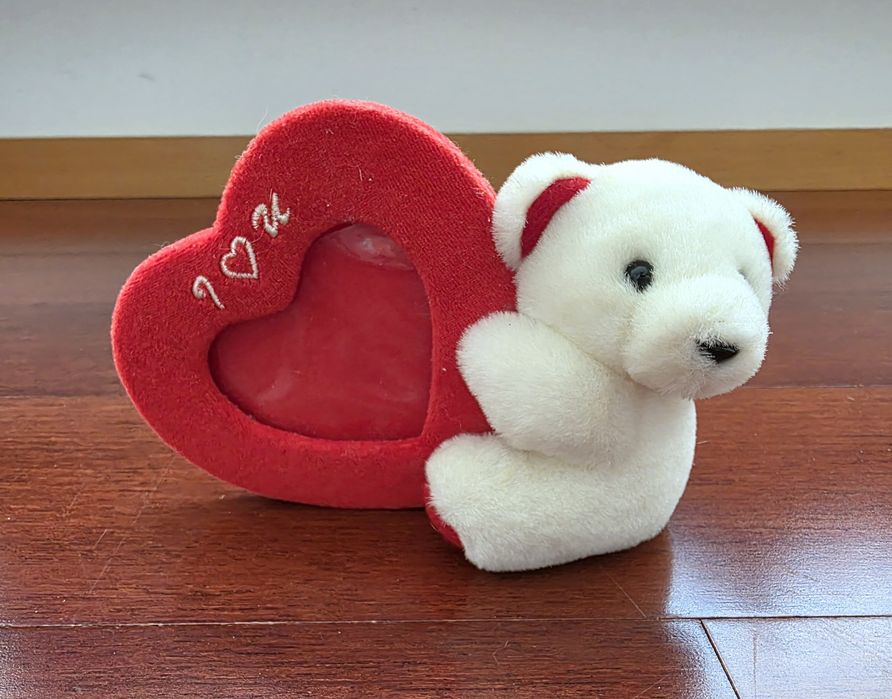 Moldura em formato de coração com um urso de peluche