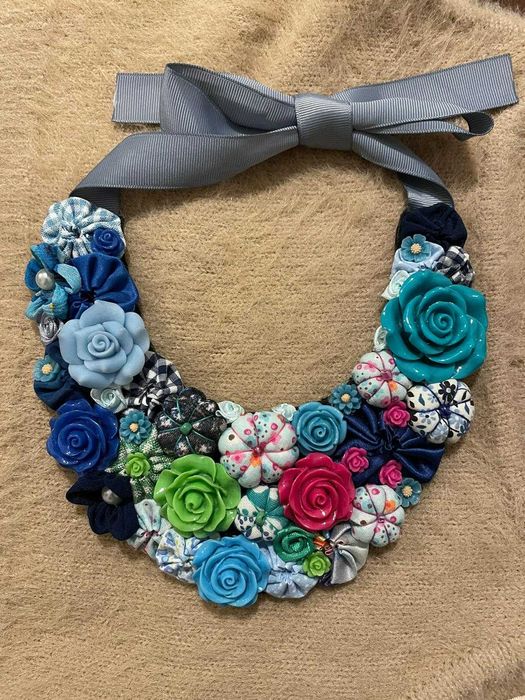 Colar azul feito à mão