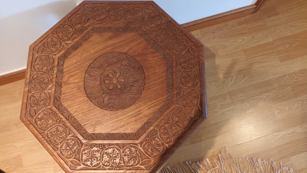 Mesa de centro/apoio/decoração, em madeira maciça toda trabalhada.