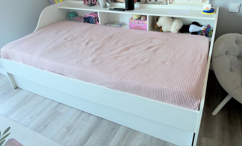 Cama branca com gaveta