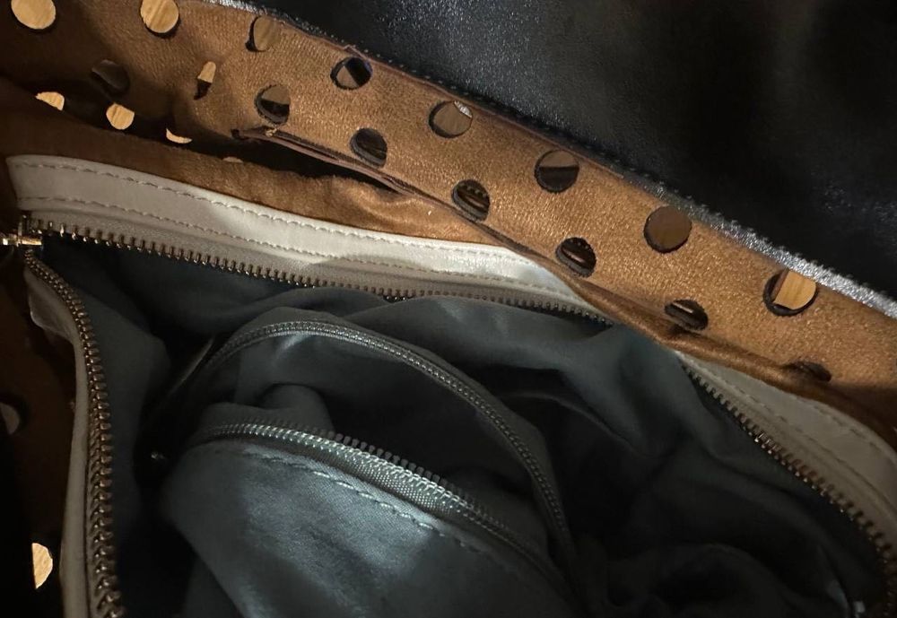 Чорна сумка жіноча з перфорацією