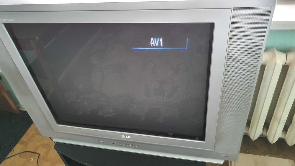 Большой телевизор LG FLATRON (диагональ 29 дюймов) полностью рабочий; с пультом