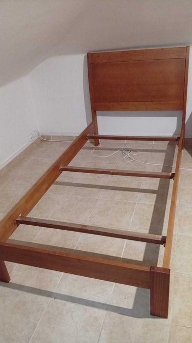 Cama de solteiro em madeira de castanho maciça