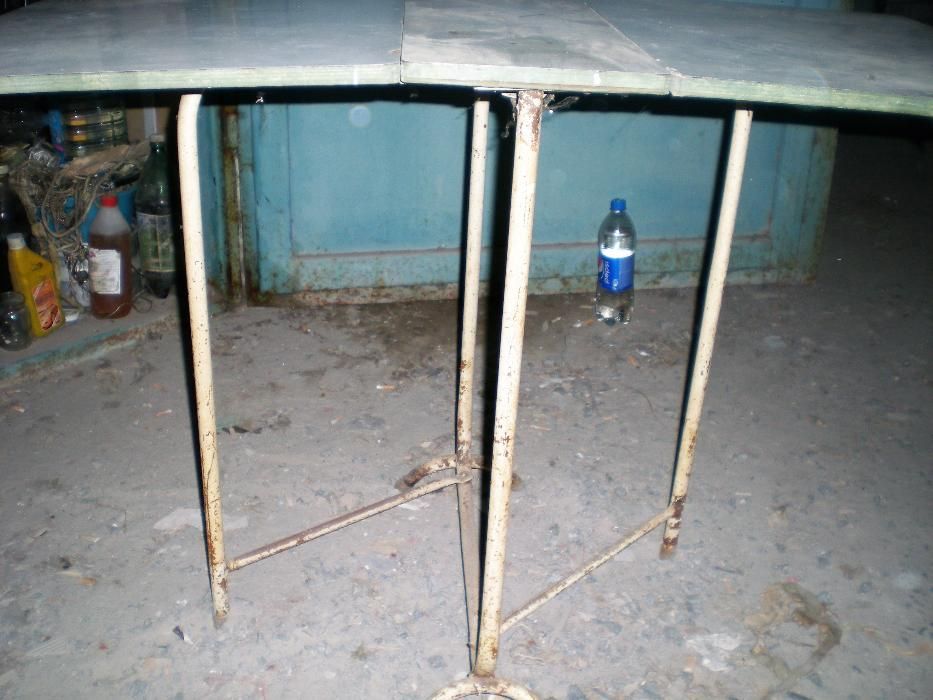 Стол раскладной , походный, советский, автомобильный.Помещается в бага