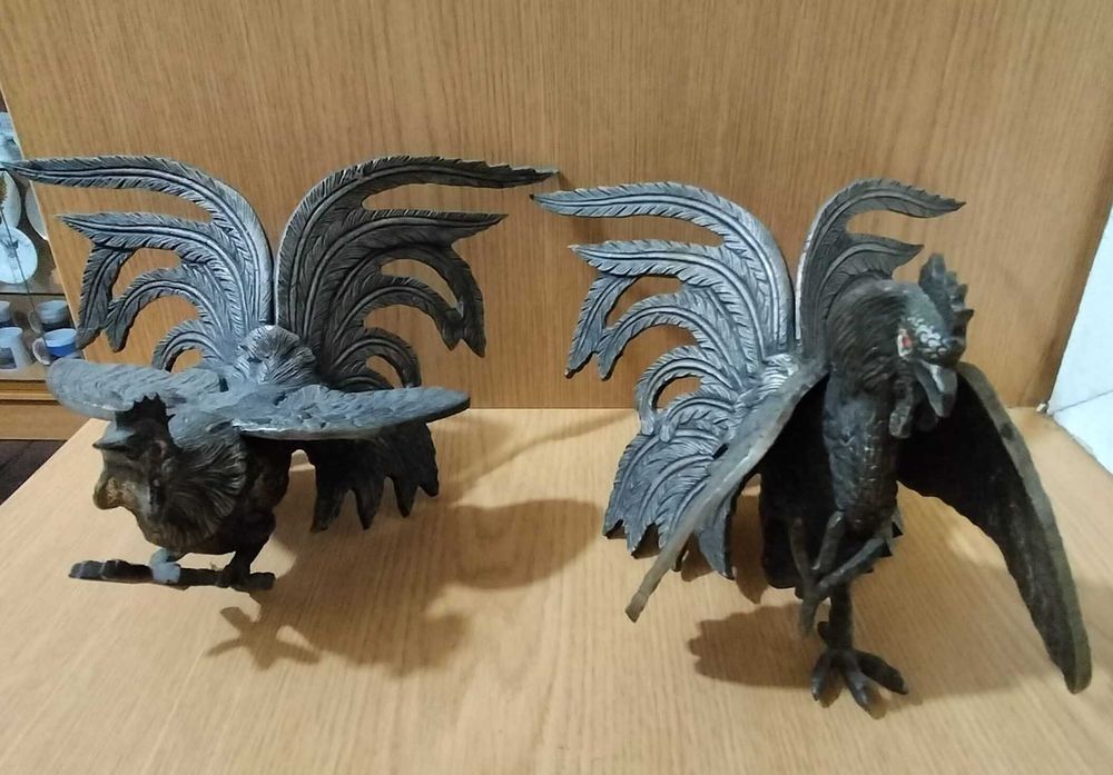 Galos decorativos em bronze