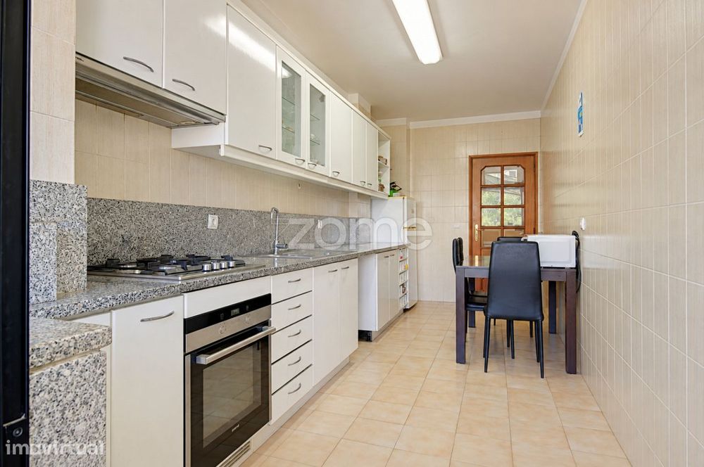 Apartamento T2 com garagem e varanda em Mafamude, Vila Nova de Gaia