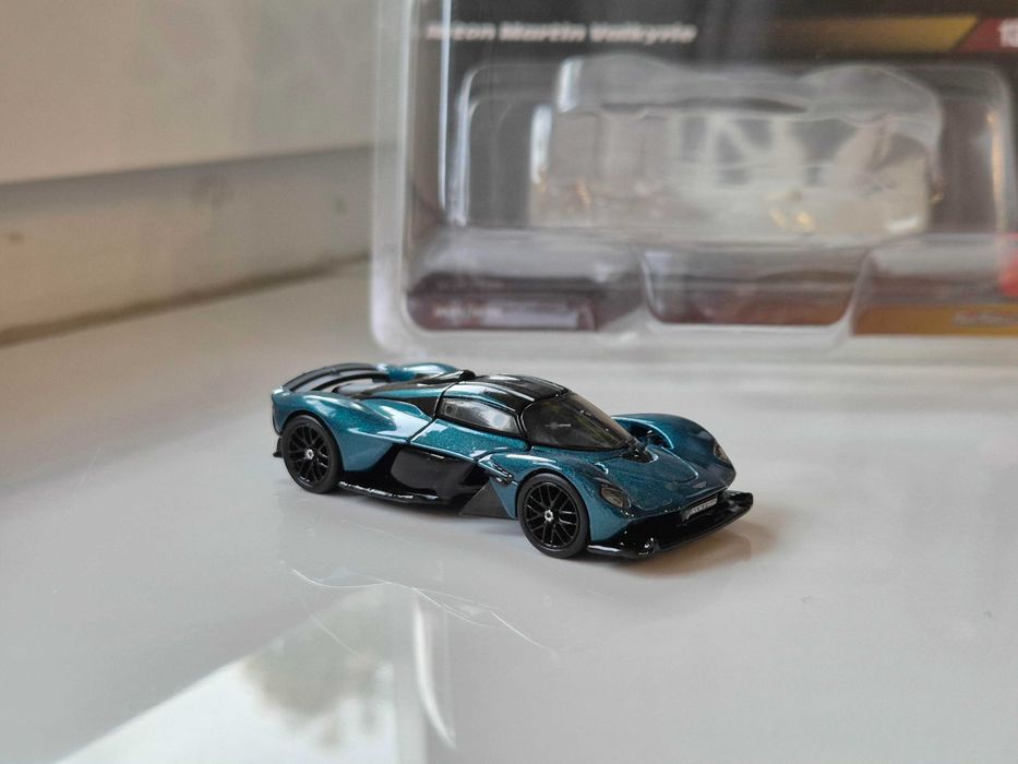 Hot Wheels ELITE64 Aston Martin Valkyrie - Stan Idealny