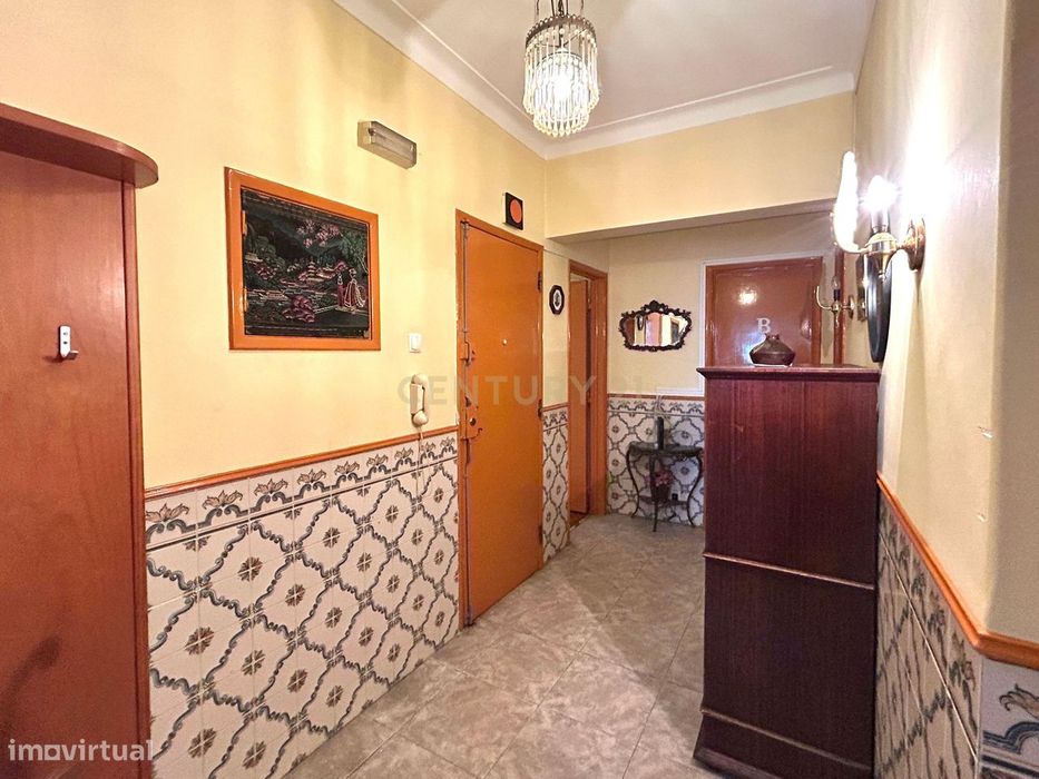 Apartamento T3 na avenida principal de Corroios - Oportunidade Única!
