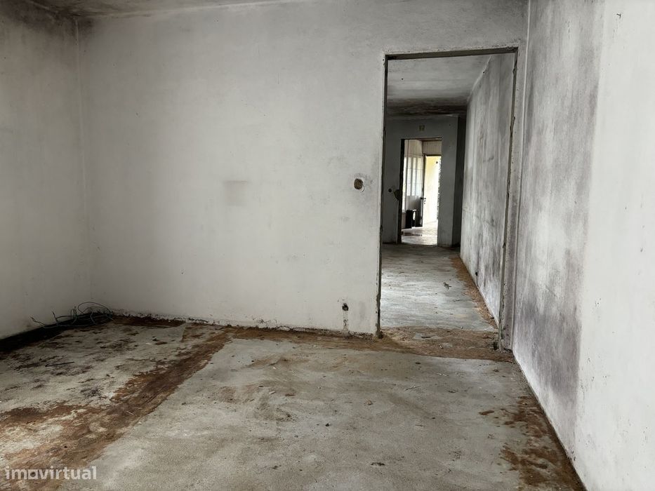 Moradia de 2 pisos com terreno no centro da Lousã
