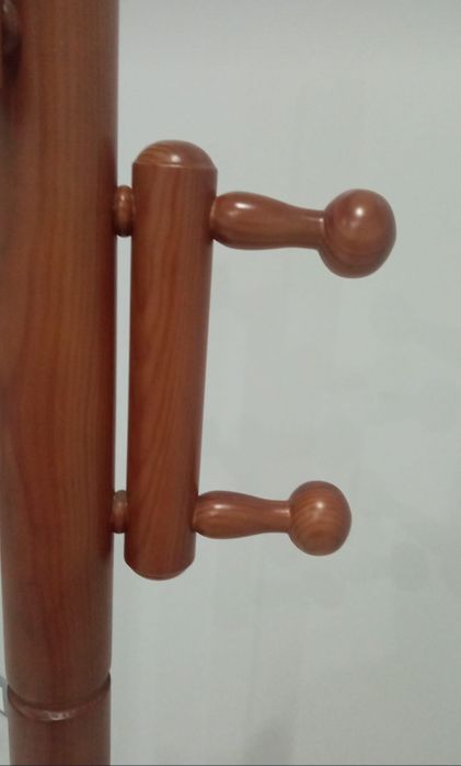 Cabide de quarto em pinho mel envernizado