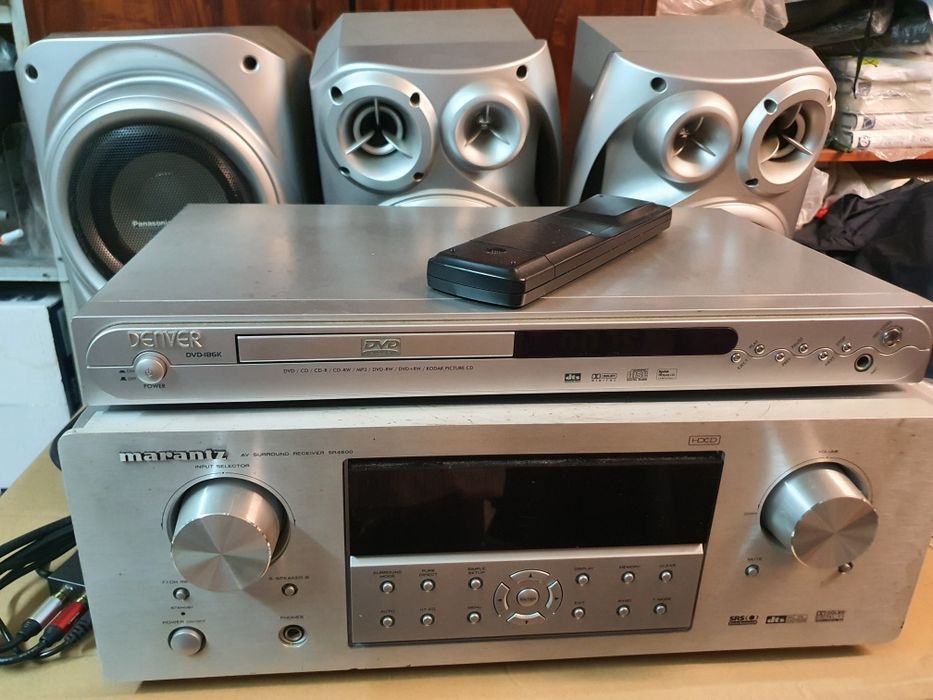 Rádio e amplificador Marantz com colunas