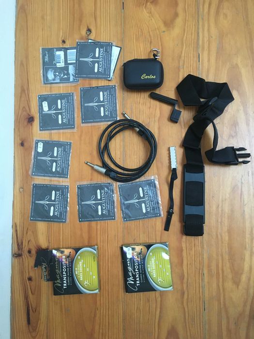 Baixo acústico de Porto Guitarra com ligação para amplificador