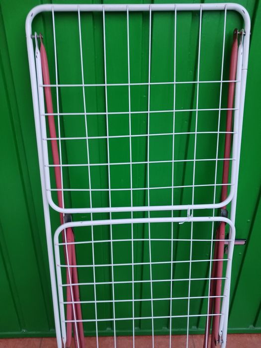 Estendal prático de abrir e fechar para fácil arrumação. Com pouco uso