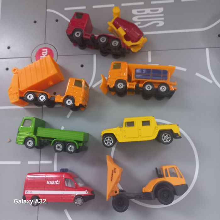 Zestaw 7 szt pojazdow siku matchbox  ambulans piaskarka,smieciarka woz