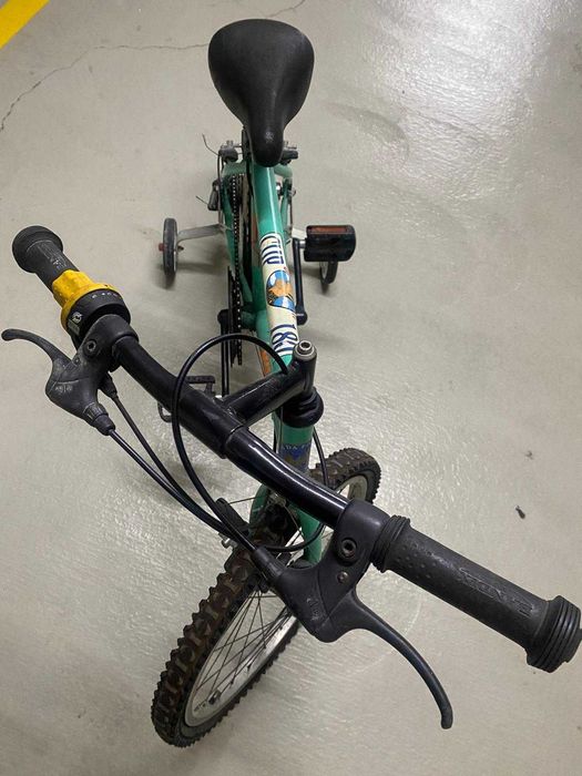 Vendo bicicleta de criança com rodas de suporte lateral