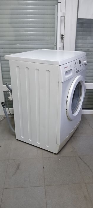 Пральна машина з баком на воду.